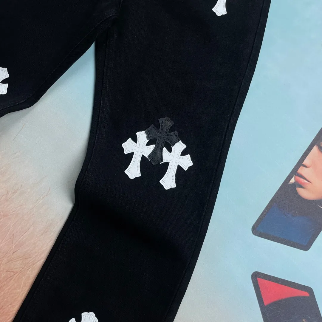 🅿️290 🔘Style No.-KL139 🔘Cro Heart𝐂𝐡𝐫𝐨𝐦𝐞 𝐇𝐞𝐚𝐫𝐭 CH City Limited Series Sanskrit Cross Patch Leather Jeans [Black and White]* Black and White Color - Chengdu Limited Catering to Chengdu Giant Panda’s hometown jeans The finished product needs to be washed and then disassembled and hand-stitched with sheepskin cross skins and then spliced together to complete the process. The whole process is too complicated to describe. The texture can be seen in the hand, and it looks good. The upper body effect is particularly stiff and stylish, super stylish. Same style for men and women - Size: S M L XL (28.30.32.34) Color: black with black, black with blue, black with pink